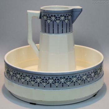AGUAMANIL - Realizado en cerámica esmaltada en tonos azules sobre fondo blanco.